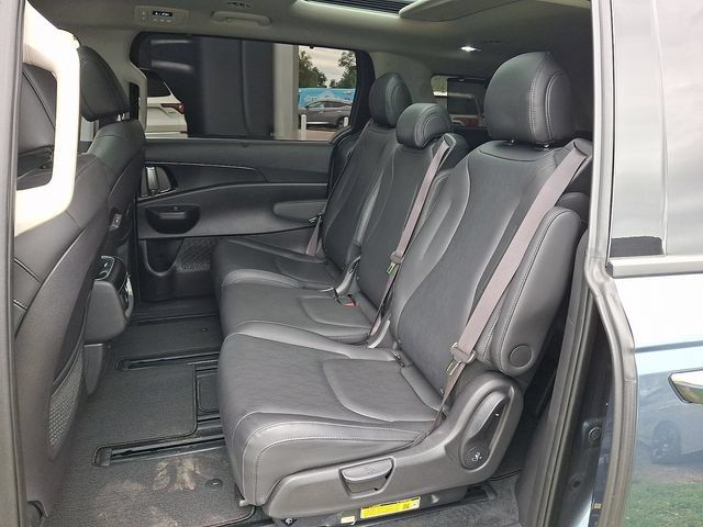 Certified 2025 Kia Carnival SX w/ SX Dark Edition Package FWD image 11