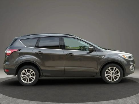Used 2018 Ford Escape SE FWD image 2