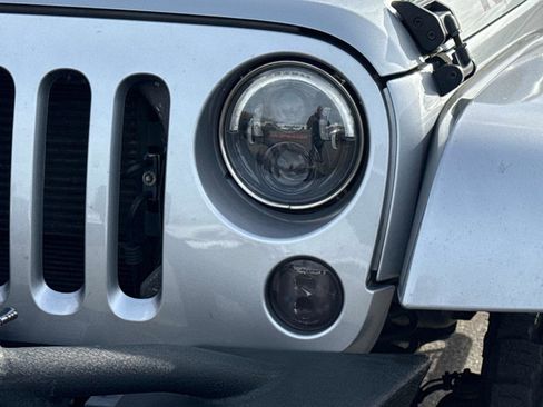 Used 2015 Jeep Wrangler Unlimited Rubicon image 10