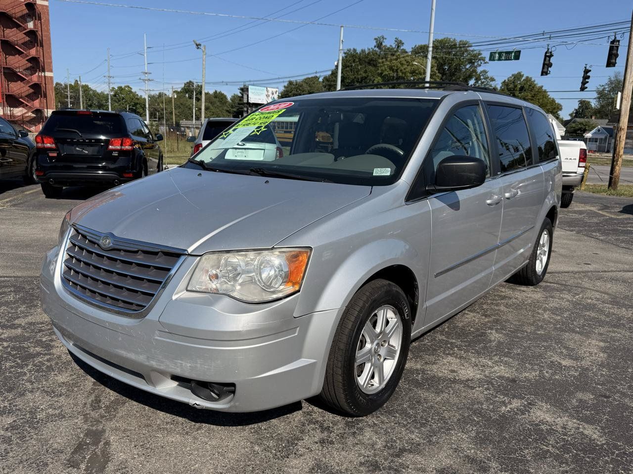 Used 2010 Chrysler Town & Country Touring FWD image 3