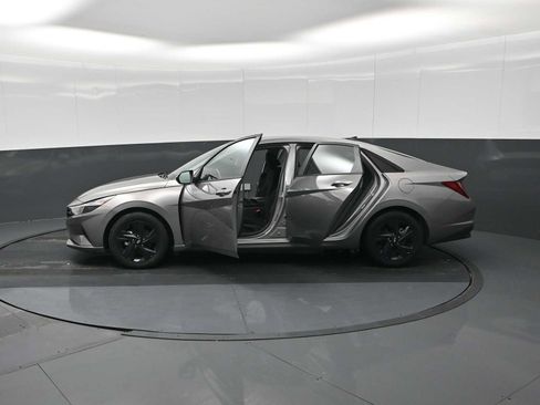 Used 2022 Hyundai Elantra SEL image 29