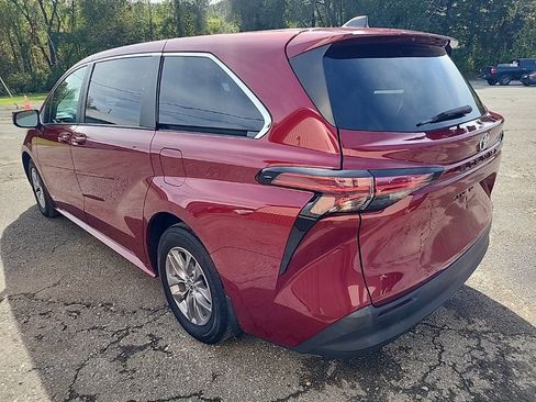 Used 2021 Toyota Sienna LE image 6