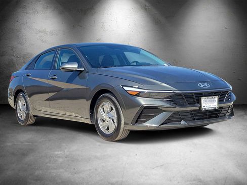 Used 2026 Hyundai Elantra SE w/ Cargo Package FWD image 2