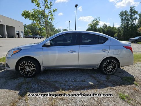 Used 2019 Nissan Versa SV FWD image 6