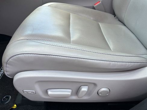 Used 2019 Toyota Highlander Limited FWD image 29