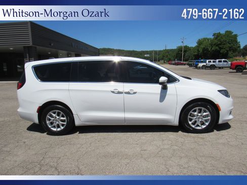 Used 2022 Chrysler Voyager LX FWD image 17