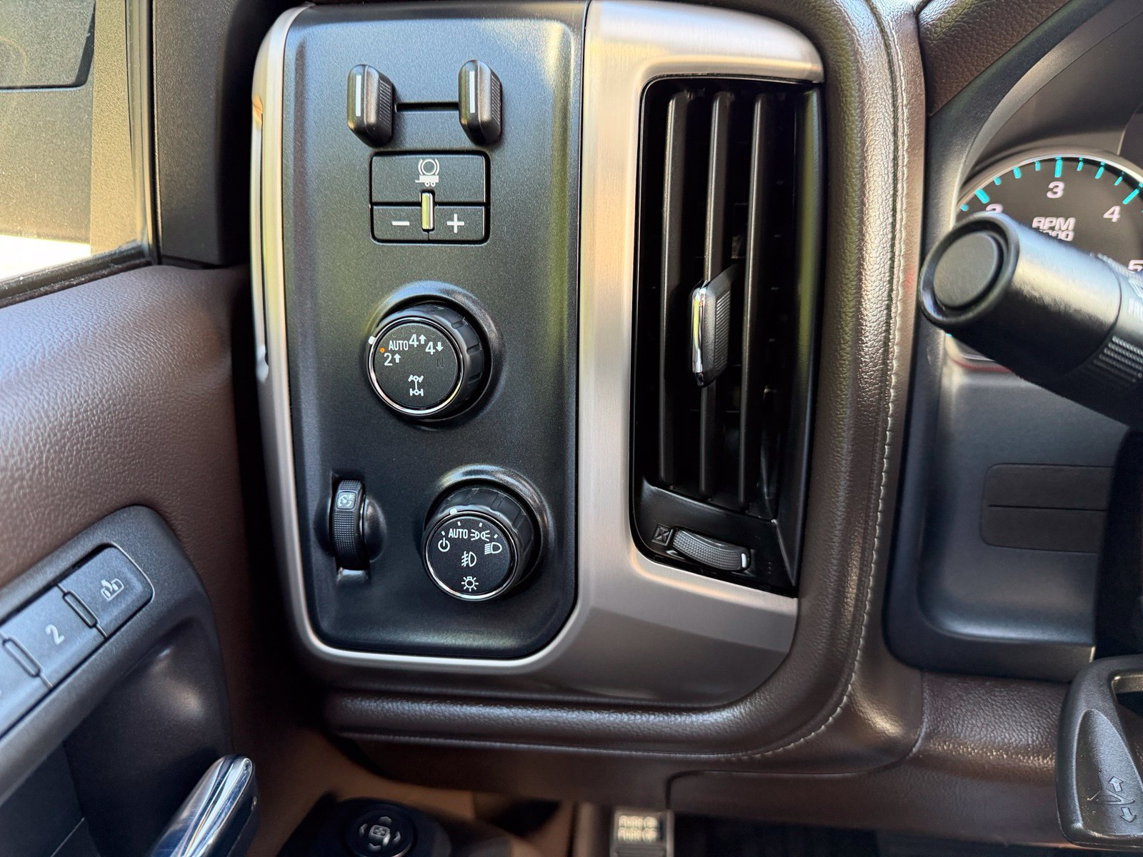 Used 2018 GMC Sierra 1500 Denali w/ Denali Ultimate Package AWD/4WD image 12