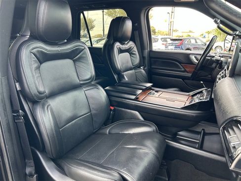 Used 2019 Lincoln Navigator Reserve image 11