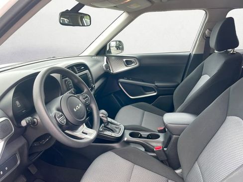 Used 2023 Kia Soul LX w/ LX Technology Package FWD image 9