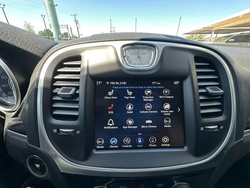 Used 2018 Chrysler 300 Touring L RWD image 21