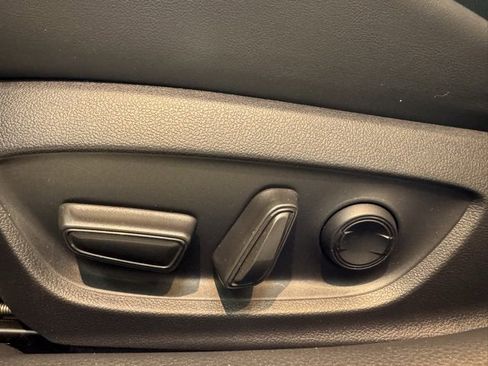 New 2025 Toyota Prius Plug-In Hybrid image 18