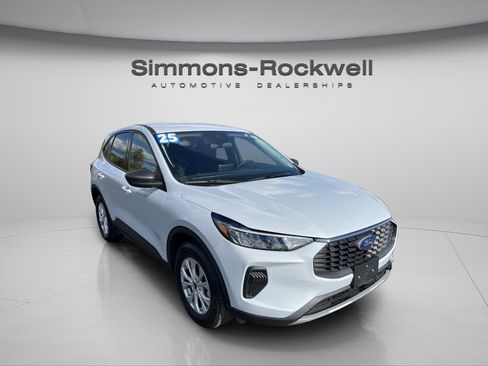 Used 2025 Ford Escape Active w/ Cold Weather Package image 3