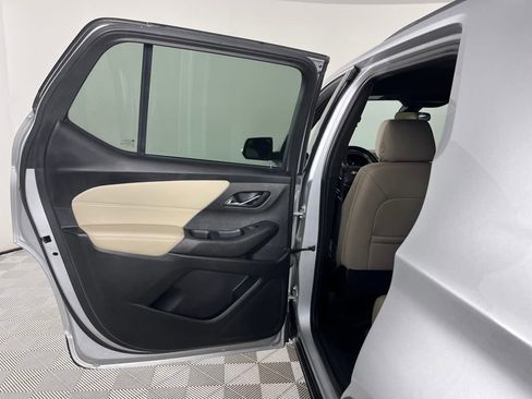 Used 2022 Chevrolet Traverse LT image 12