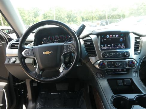 Used 2019 Chevrolet Suburban LT RWD image 13