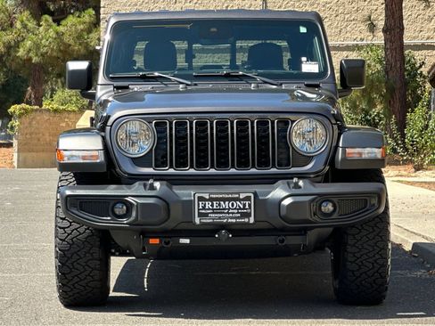 Used 2025 Jeep Gladiator Sport AWD/4WD image 8