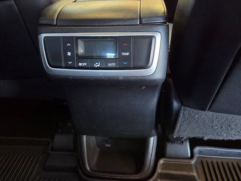 Used 2019 Toyota Highlander SE AWD/4WD image 35