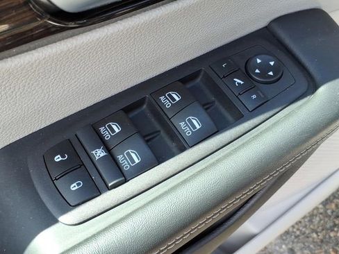 Used 2024 Chrysler Pacifica Limited FWD image 20
