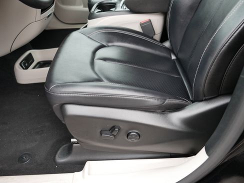 Certified 2024 Chrysler Pacifica Touring-L image 20