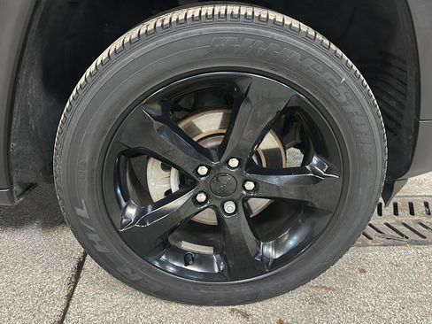 Used 2023 Jeep Grand Cherokee Altitude image 11