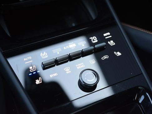 Certified 2025 Porsche Cayenne S AWD/4WD image 24