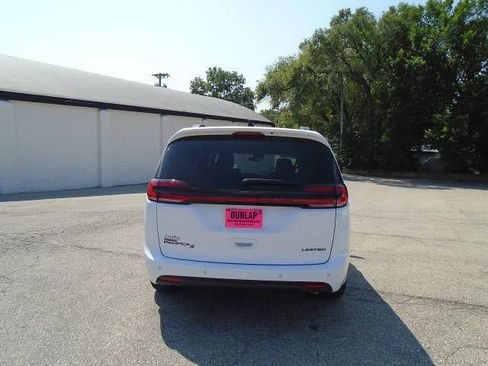 Used 2025 Chrysler Pacifica Limited FWD image 31