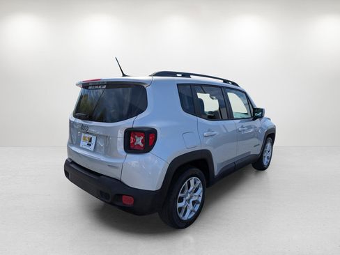 Used 2017 Jeep Renegade Latitude image 5