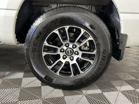 Used 2024 Nissan Titan SV w/ SV Convenience Package image 12