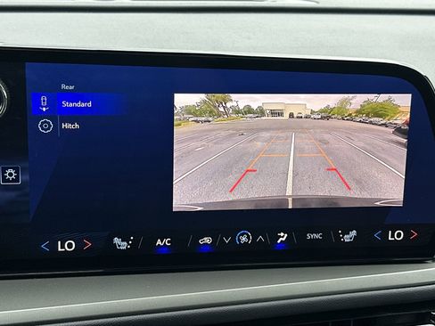 Used 2025 Chevrolet Traverse LT FWD image 27