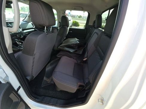 Used 2025 Nissan Frontier SV w/ SV Convenience Package image 25