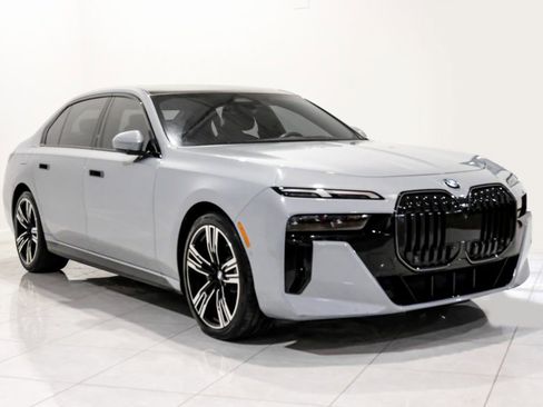 Used 2024 BMW 760i xDrive w/ Premium Package 2 AWD/4WD image 3