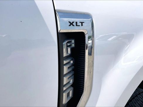 Used 2019 Ford F250 XLT w/ XLT Premium Package AWD/4WD image 21