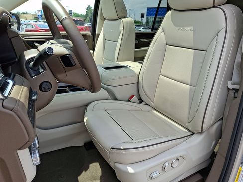 Used 2023 GMC Yukon Denali w/ LPO, Floor Liner Package AWD/4WD image 14