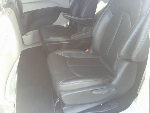 Used 2024 Chrysler Pacifica Select image 18