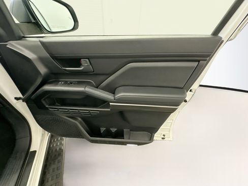 Used 2025 Toyota 4Runner SR5 AWD/4WD image 32