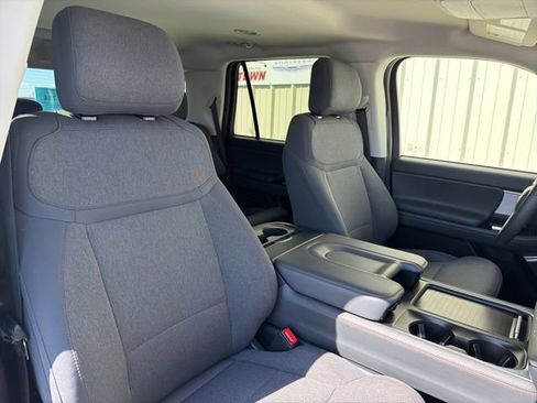 Certified 2025 Ford Expedition Active image 3