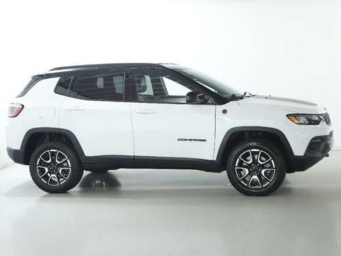 Used 2025 Jeep Compass Trailhawk AWD/4WD image 11