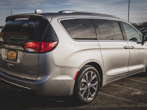 Used 2020 Chrysler Pacifica Limited image 29