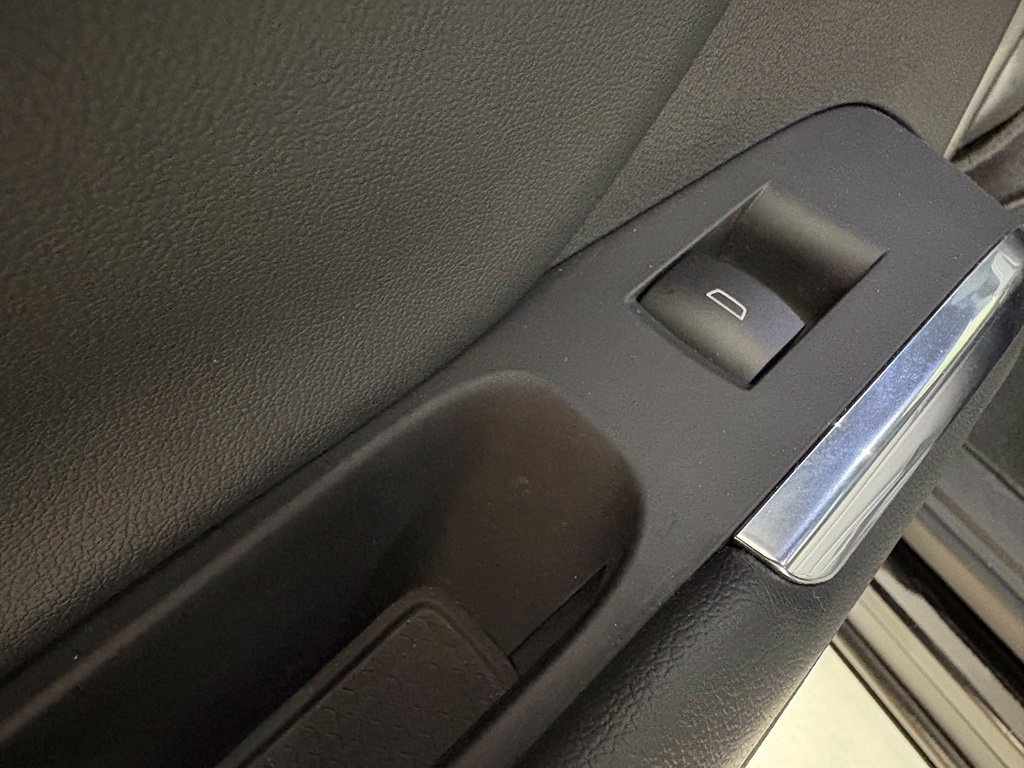 Used 2025 Chevrolet Traverse LT FWD image 36