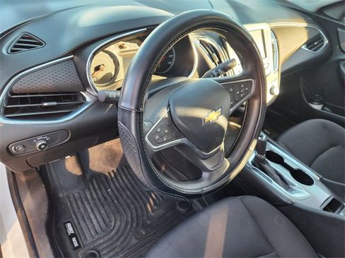 Used 2017 Chevrolet Malibu LT image 8