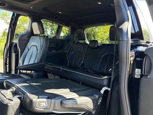 Used 2025 Chrysler Pacifica Limited FWD image 20