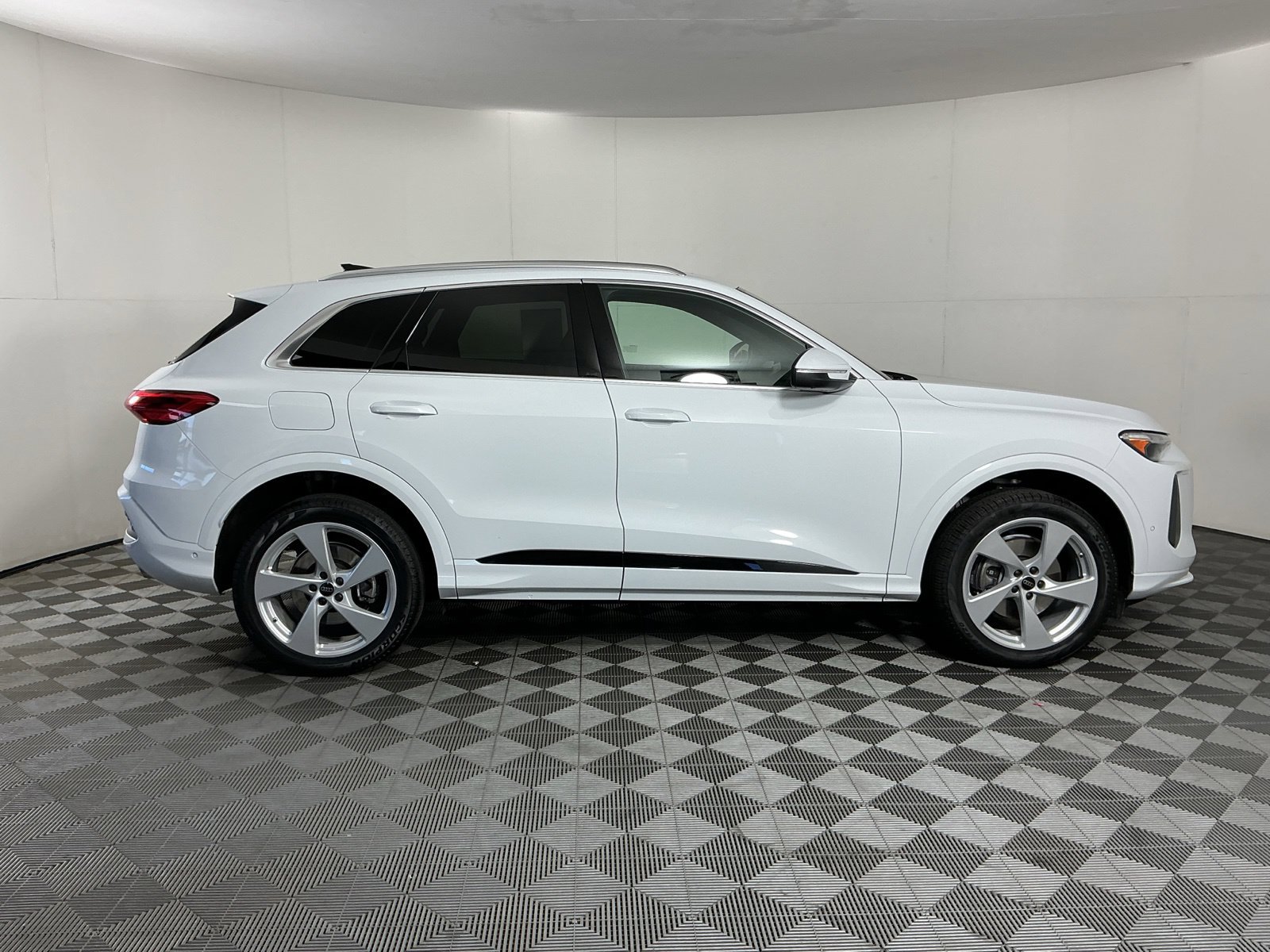 Used 2025 Audi Q5 Premium Plus w/ Premium Plus AWD/4WD image 9