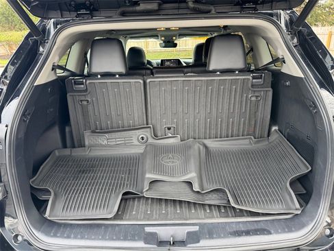 Used 2022 Toyota Highlander XLE image 16