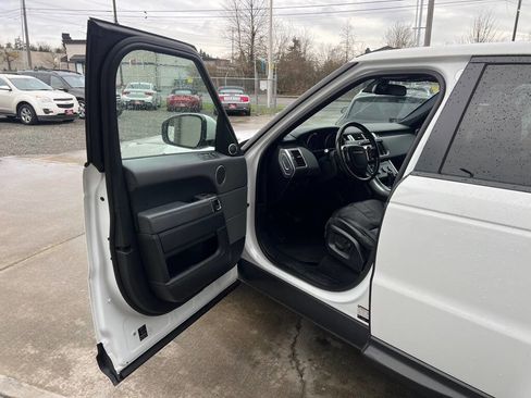 Used 2015 Land Rover Range Rover Sport SE image 9