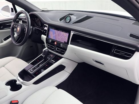 Certified 2025 Porsche Macan AWD/4WD image 25