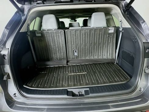 Used 2021 Toyota Highlander XLE AWD/4WD image 35