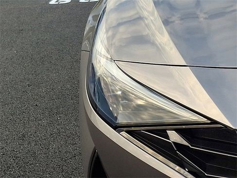 Used 2021 Hyundai Elantra Limited image 9