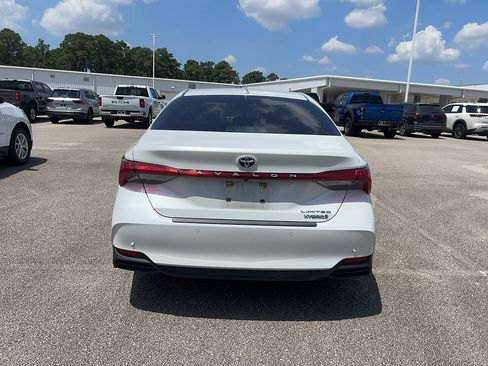 Used 2022 Toyota Avalon Limited w/ Advanced Safety Package FWD image 3