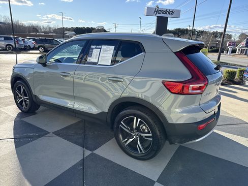 Used 2025 Volvo XC40 B5 Core image 8