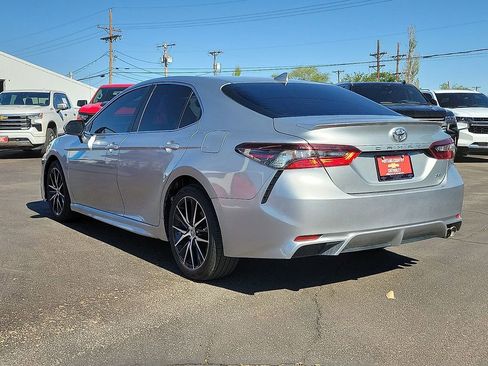 Used 2022 Toyota Camry SE FWD image 3