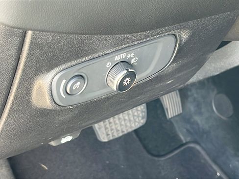 Used 2018 Chevrolet Equinox LT image 13